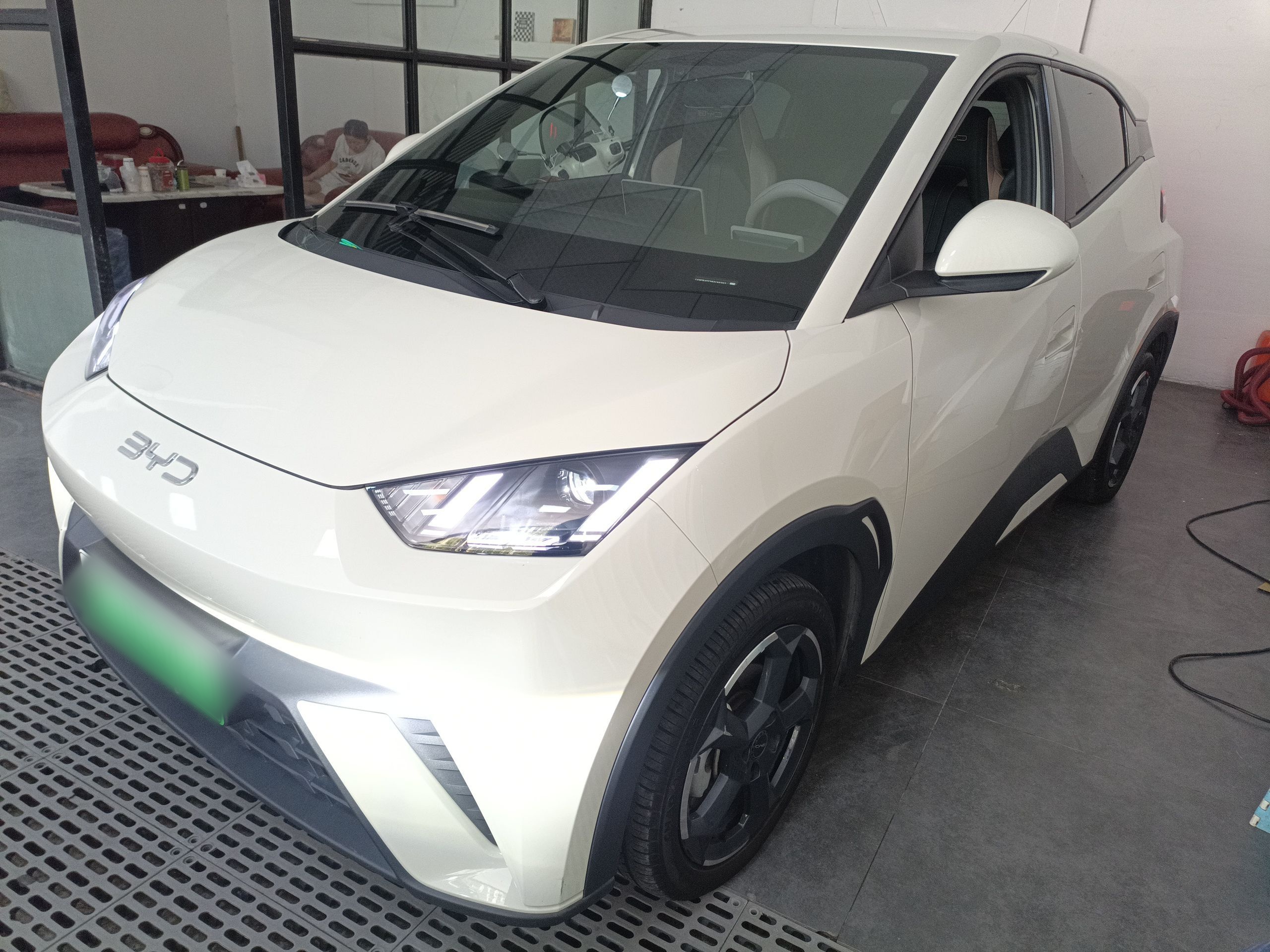 تحت مقدمة السيارة