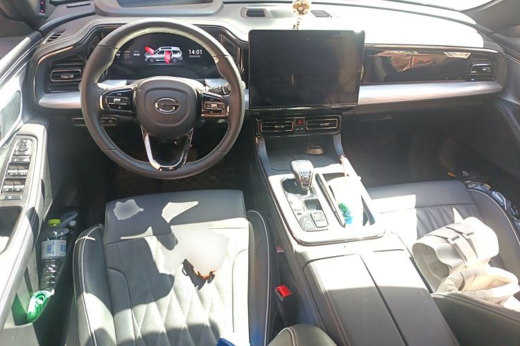 Used GAC Trumpchi GS8 2022 Dual-Engine Series 2.0TM Four-Wheel Drive Prestige Edition (6 Seats) Center Console