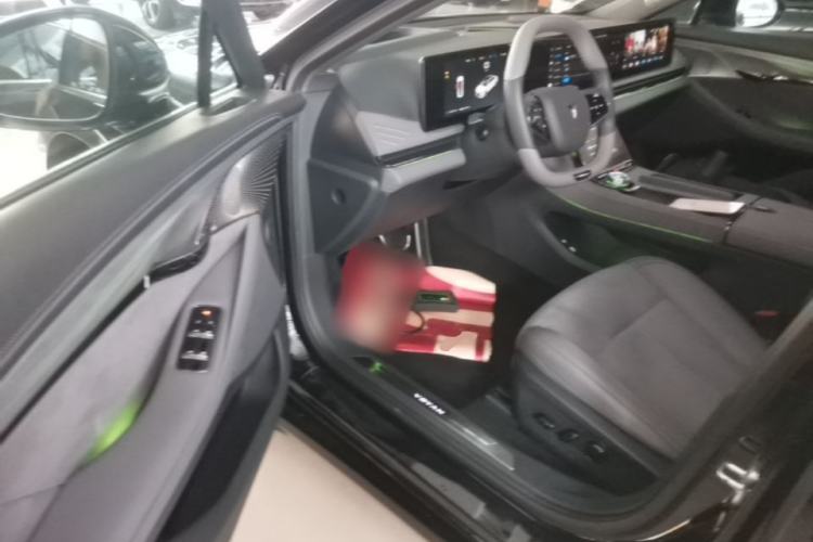 Used VOYAH PASSION 2024 PHEV Four-Wheel Drive Ultra-Long Range Flagship Model
