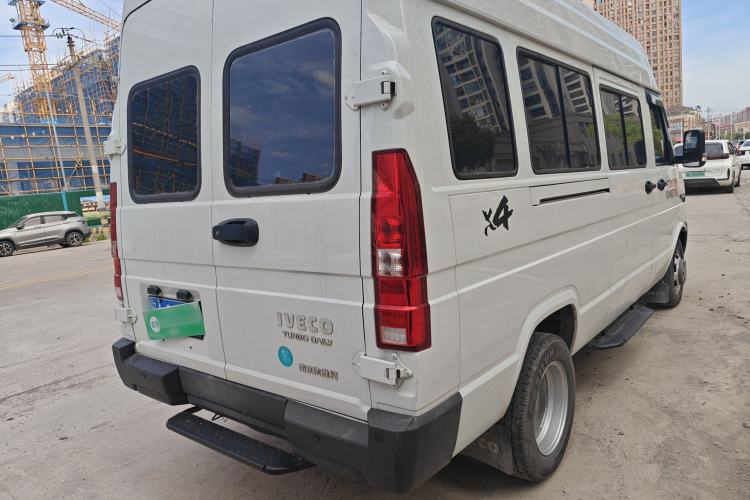 Used Iveco Daily 2022 2.5T A37 M1 Passenger Van 5-9 Seats Long Wheelbase Mid-Roof Design Dual Tires Side Sliding Doors
