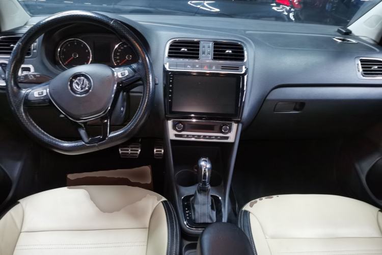 Used Volkswagen Polo 2014 1.6L Cross Polo Automatic Center Console