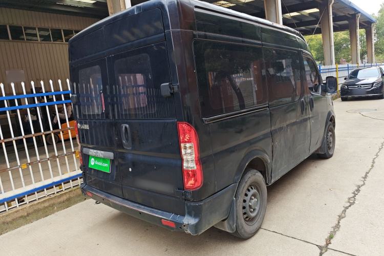 Used Dongfeng Yufeng 2015 2.5T Lingyun Edition Box Truck comes standard with the short-wheelbase mid-roof ZD25 model. Rear Right 45 Deg