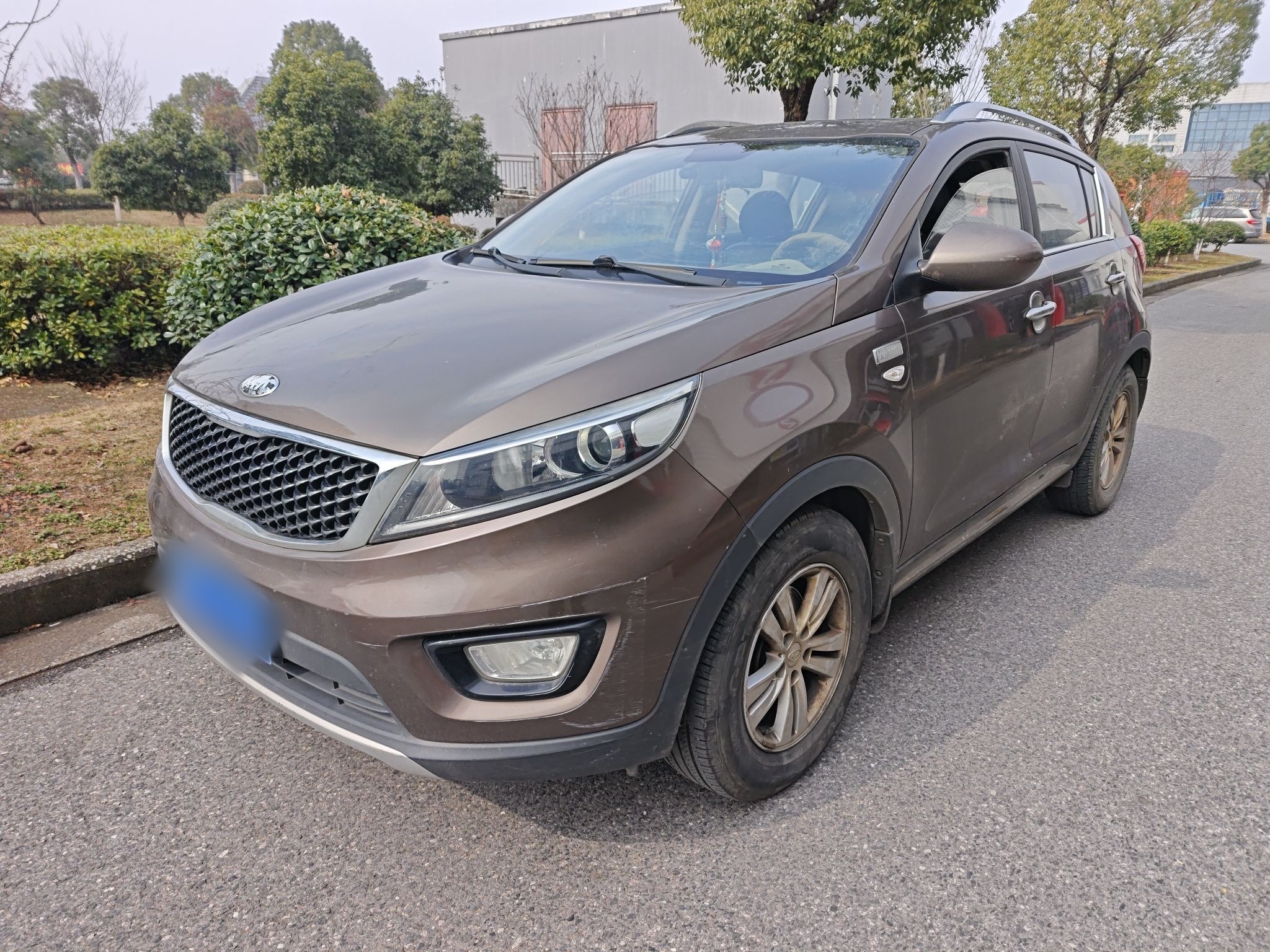 Под передней частью автомобиля