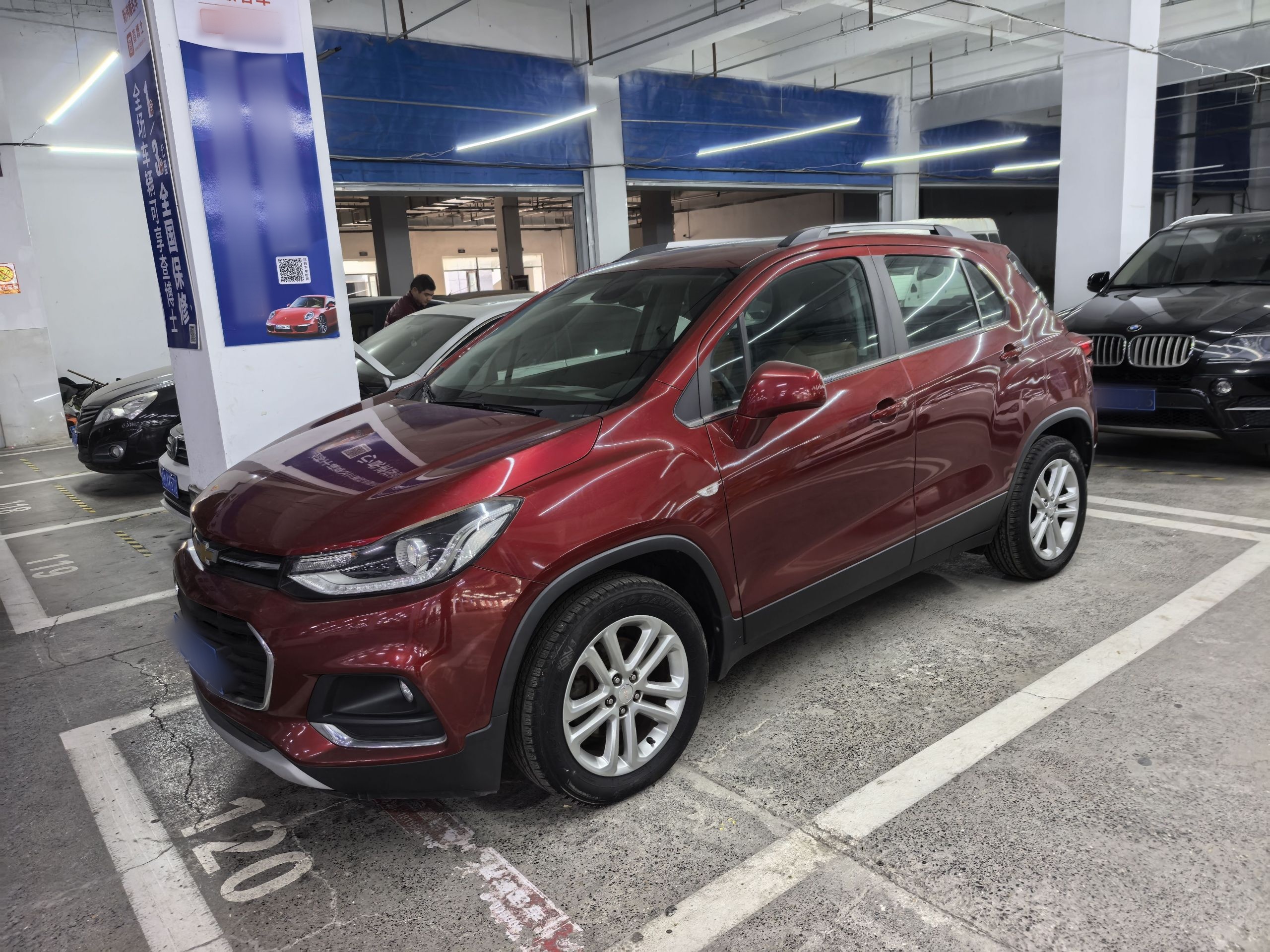 تحت مقدمة السيارة