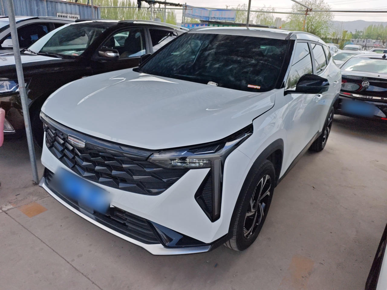Под передней частью автомобиля