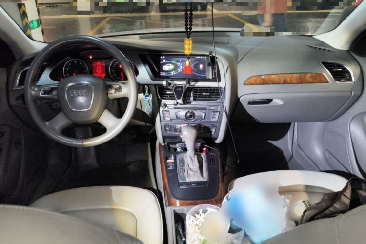 Used Audi A4L 2012 2.0 TFSI automatic Comfort trim level Center Console