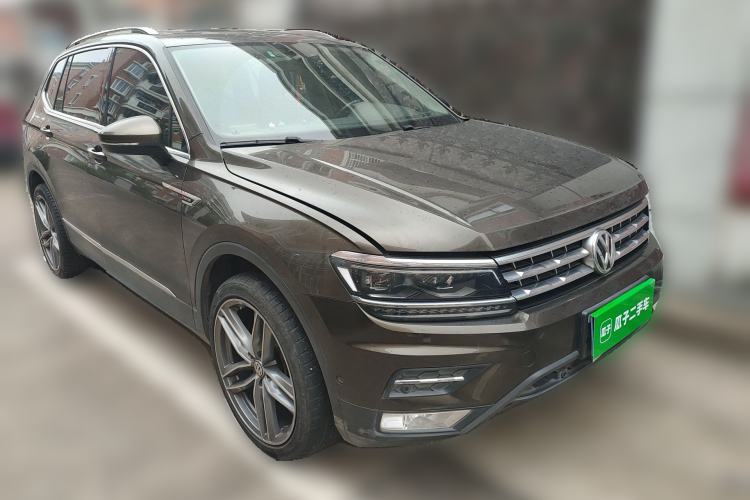 Used Volkswagen Tiguan L 2017 380TSI Automatic All-Wheel-Drive Luxury Edition Front Right 45 Deg