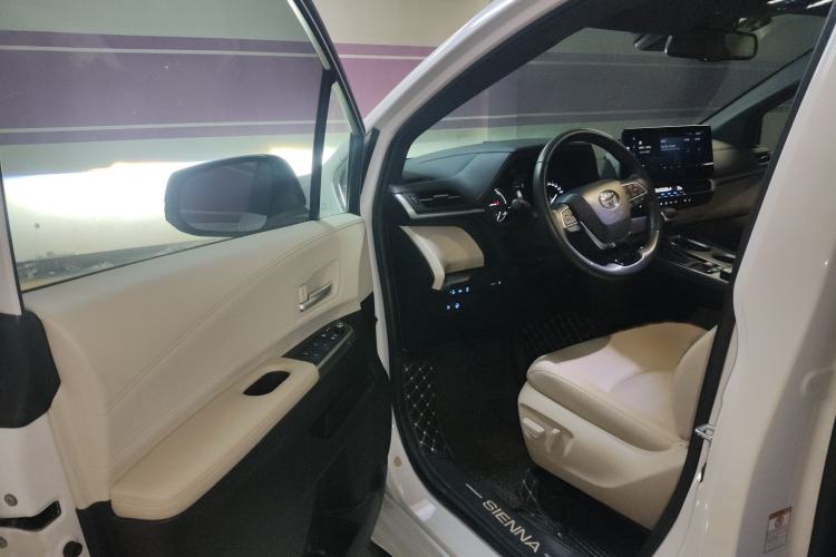 Used Toyota SIENNA 2021 2.5L Hybrid Premium Edition Interior 3