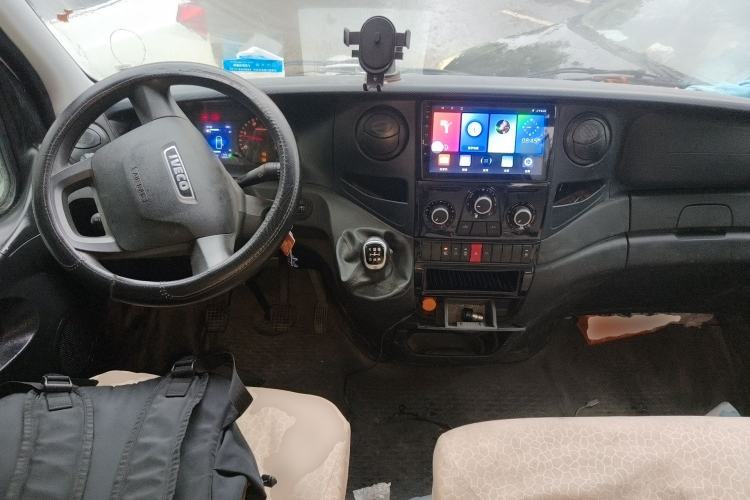 Used Iveco Eurocargo 2021 2.0T Manual Super-Rui Short Wheelbase Low-Roof Side-Hinged Door F1A Center Console