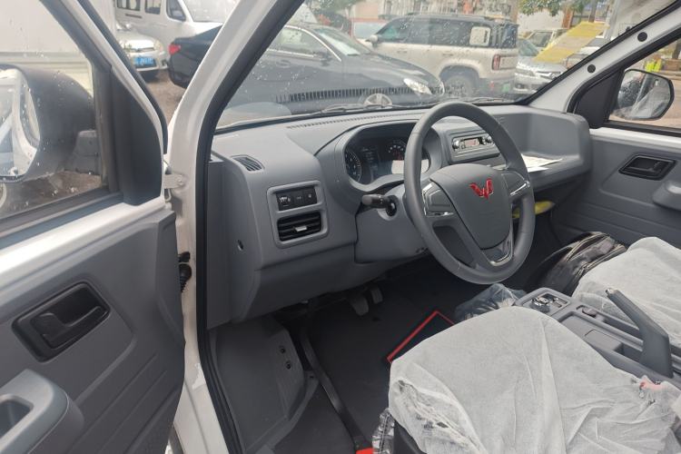 Used Wuling Yangguang 2024 300KM Comfort Version Passenger Van 75kW
