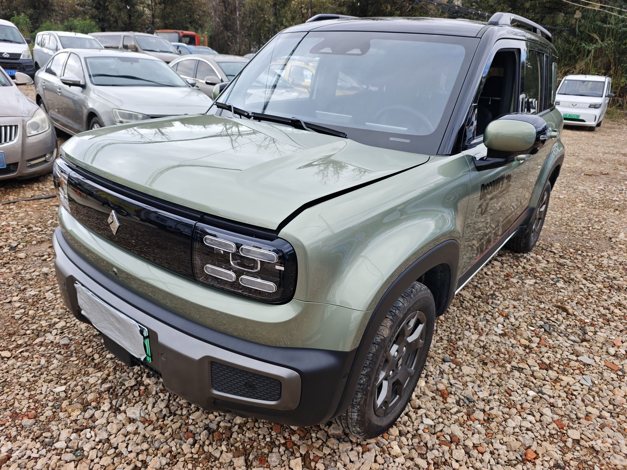 تحت مقدمة السيارة