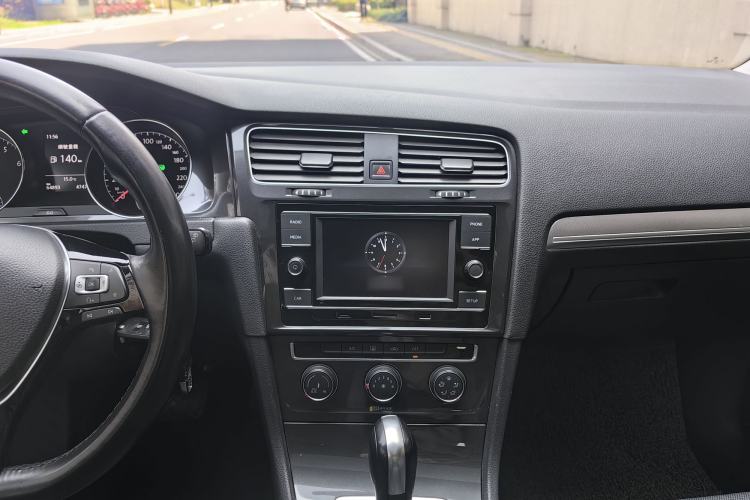 Used Volkswagen Golf 2018 1.6L Automatic Comfort Model Audio And AC Panel