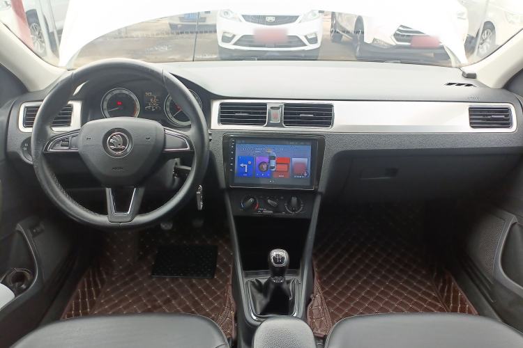 Used Skoda Rapid 2018 1.6L Manual Comfort Edition Center Console