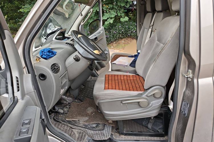 Used SAIC MAXUS Xintu V80 2017 2.5T 5-Speed Manual Aoyuntong National IV Short Wheelbase Ultra-Low Roof 5/6/10-Seater