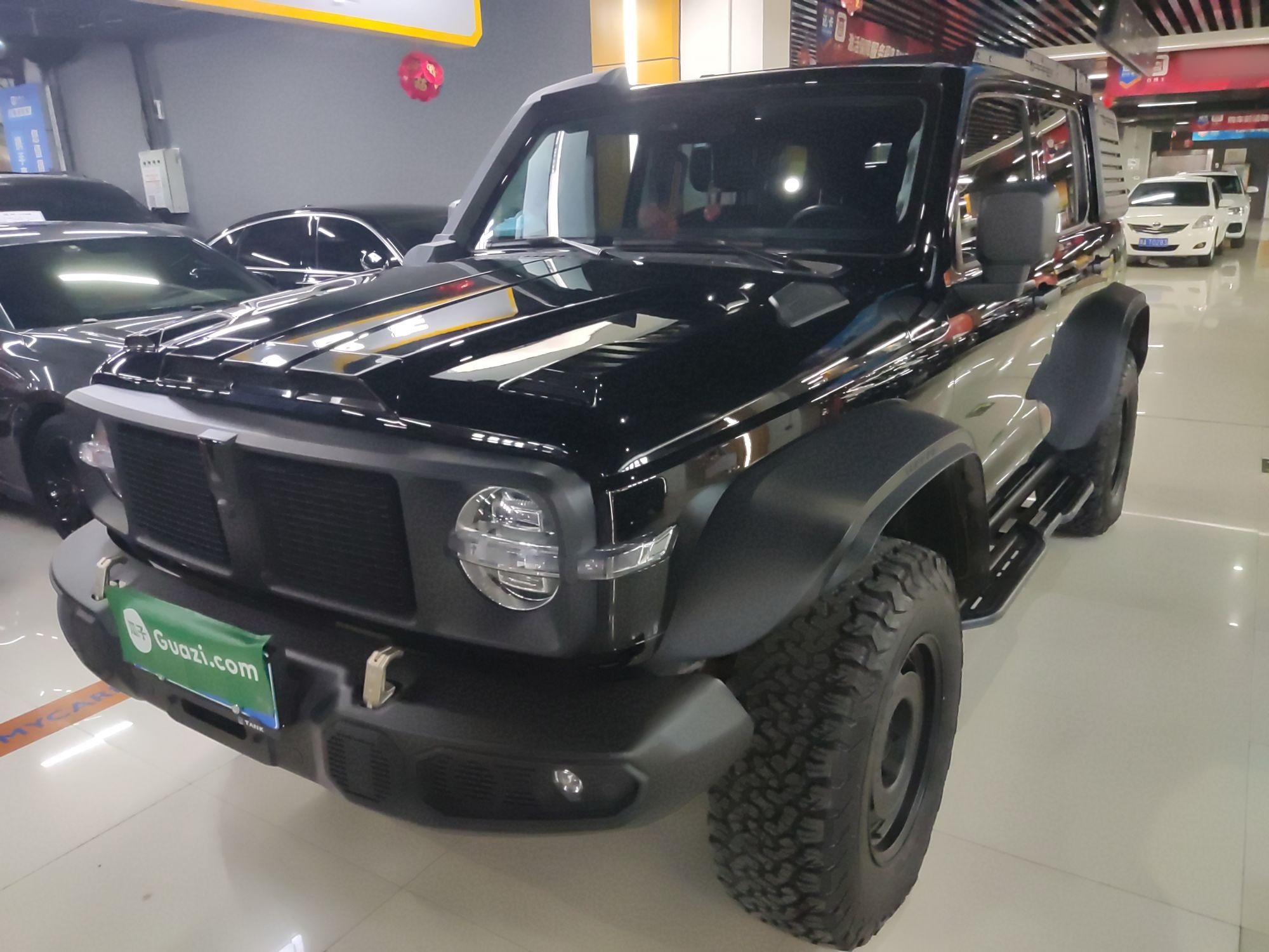 تحت مقدمة السيارة