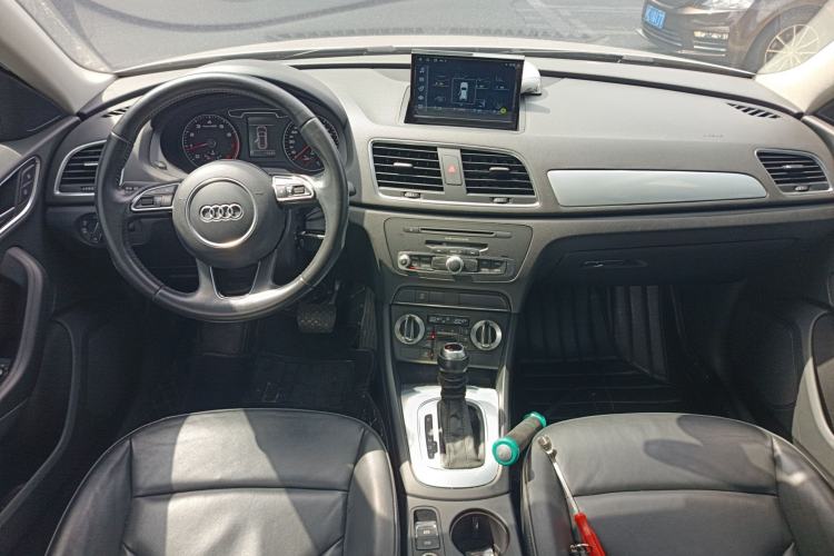 Used Audi Q3 2015 30 TFSI Comfort Model Center Console