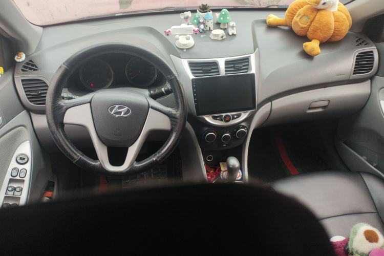 Used Hyundai Verna (older generation) 2010 Sedan 1.4L Automatic Fashionable GT Model Center Console