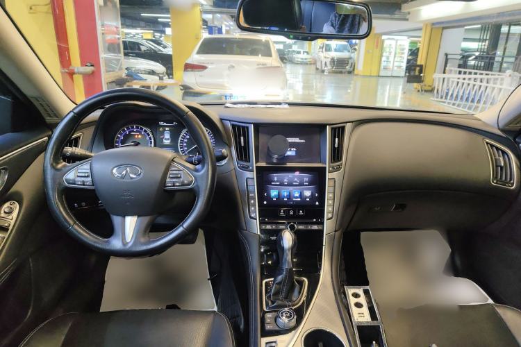 Used Infiniti Q50L 2016 2.0T Enjoyment Edition Center Console