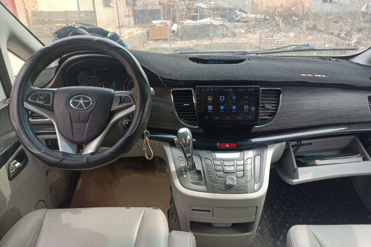 Used JAC Group Refine M5 2013 2.0T Gasoline Automatic Business Edition Center Console