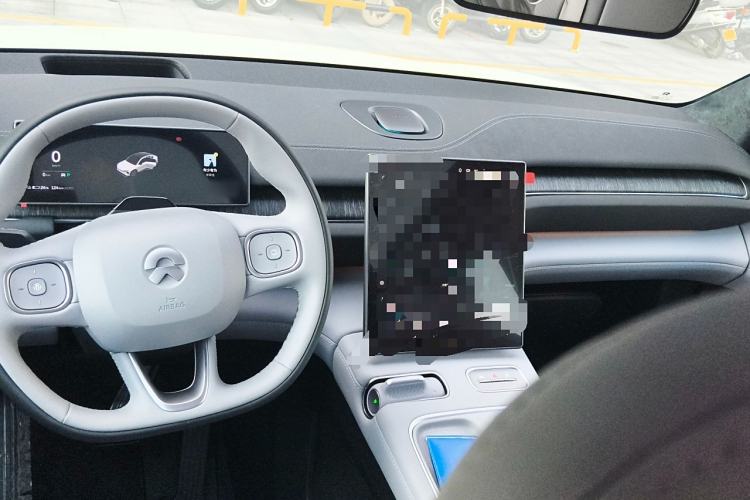 Used Nio EC6 2024 75 kWh Center Console