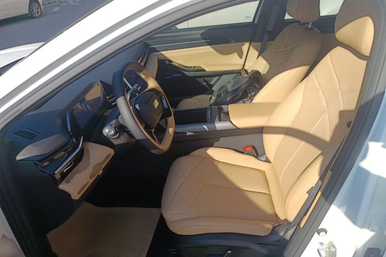 Used Geely Galaxy L6 2023 125km MAX
