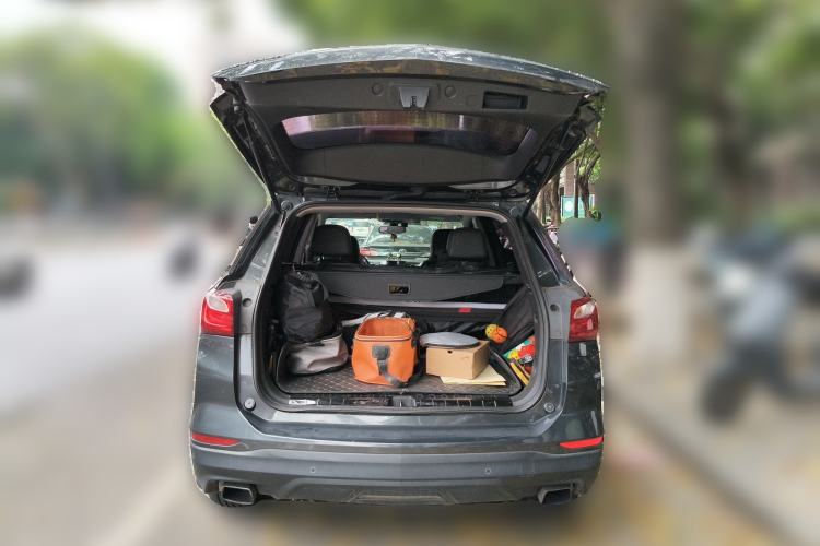 Used Chevrolet Equinox 2017 550T Automatic All-Wheel-Drive Top-Tier Version Trunk