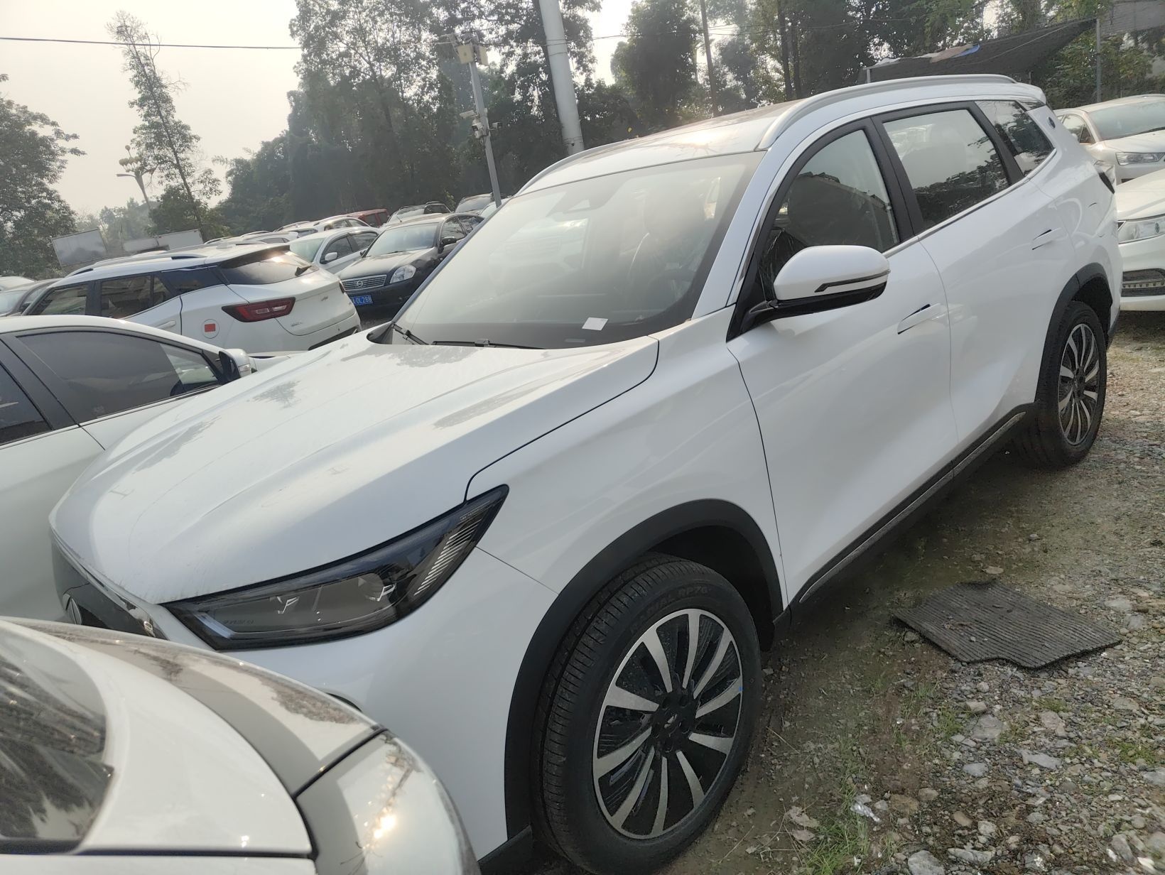 Под передней частью автомобиля