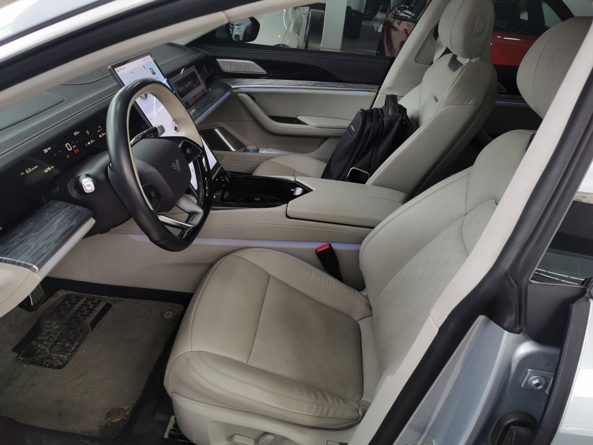 Переднее сиденье в автомобиле