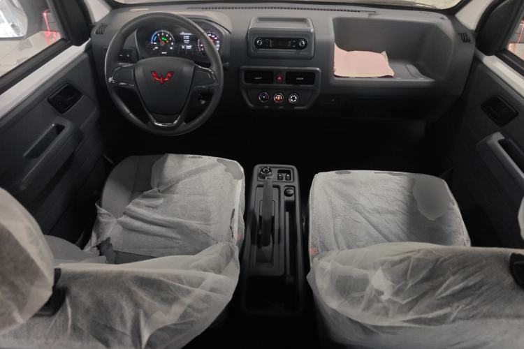 Used Wuling Yangguang 2025 Model 310KM Bus Edition—Customized by CATL Center Console