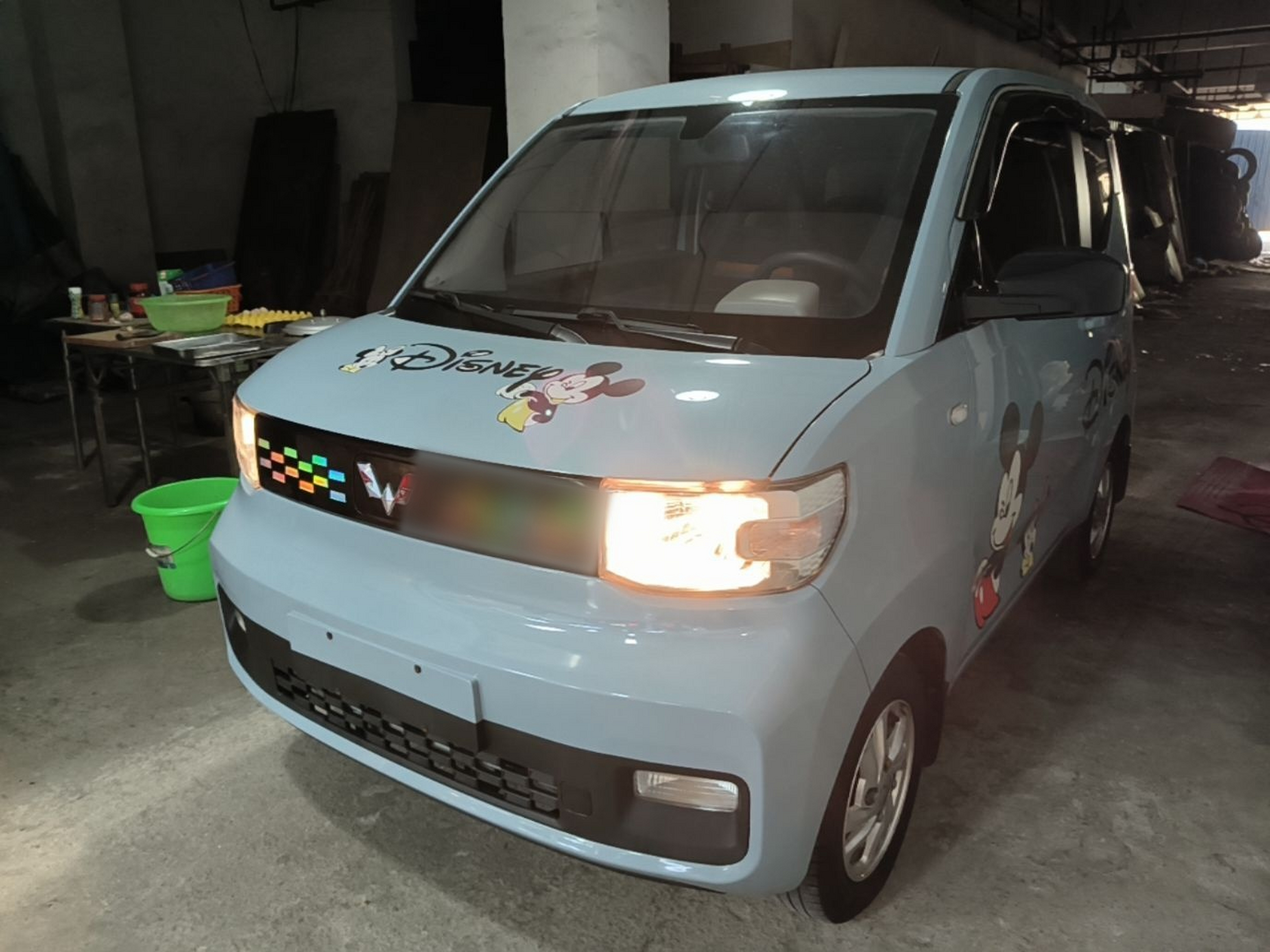 Под передней частью автомобиля