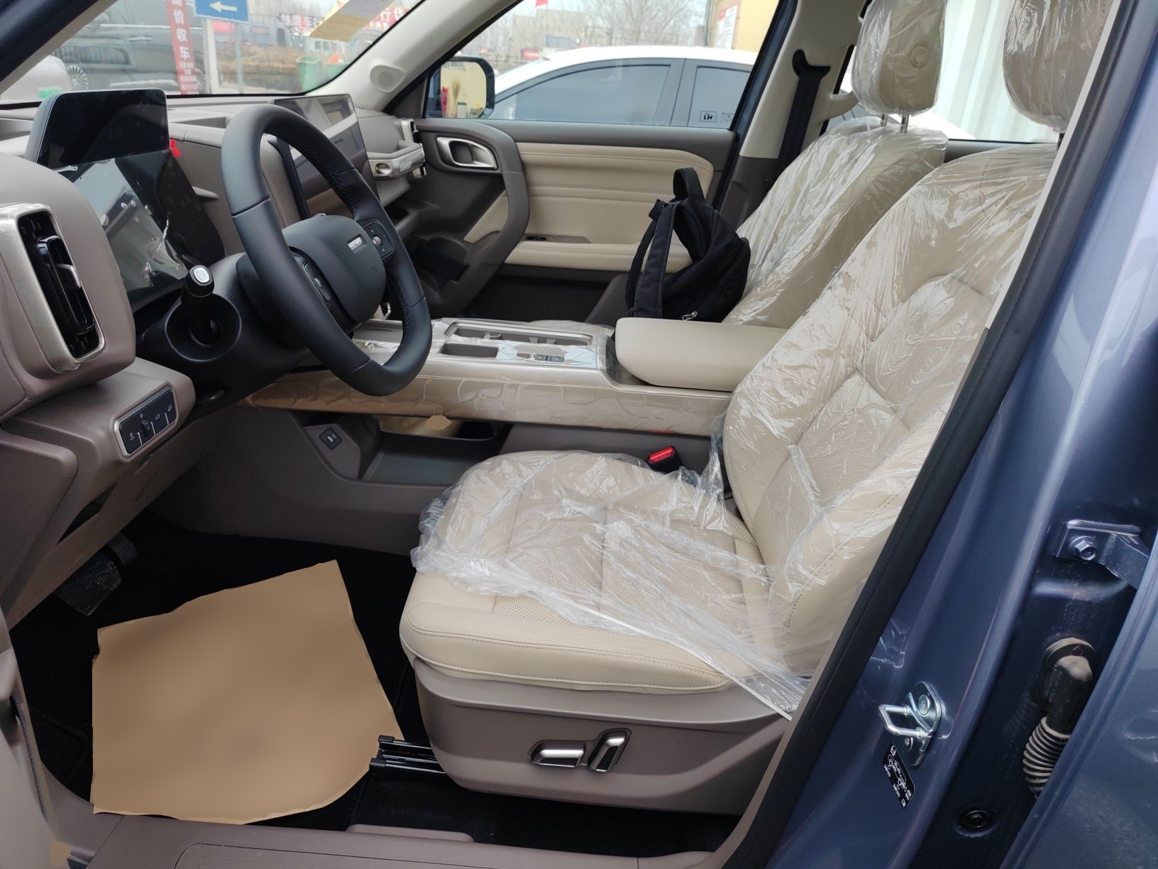 المقاعد الأمامية داخل السيارة