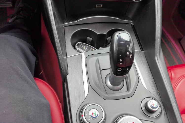 Used Alfa Romeo Giulia 2017 2.0T 200HP Luxury Edition
