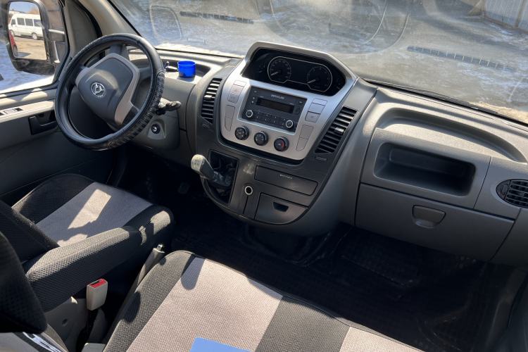 Used SAIC MAXUS Xintu V80 2017 2.5T 6-Speed Manual Aoyuntong National V Short Wheelbase Mid-Height 5/6/10-Seater