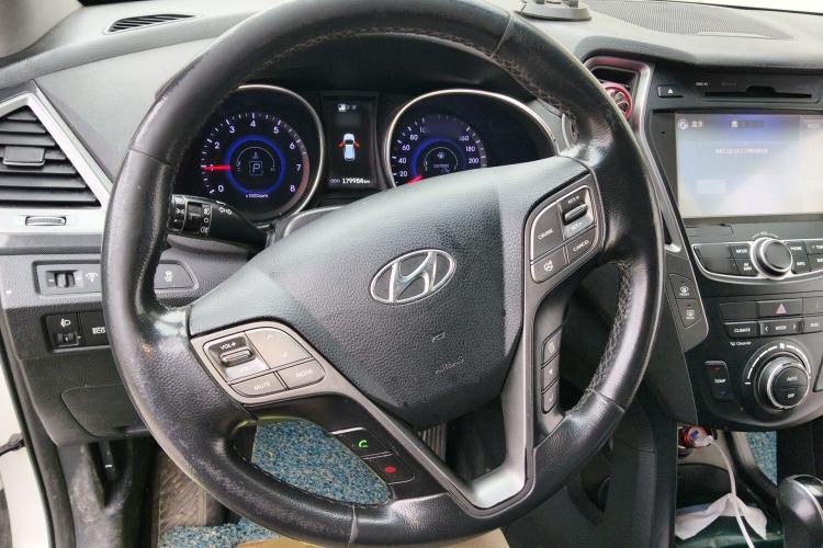 Used Hyundai Santa Fe 2015 2.0T Automatic Two-Wheel Drive Smart Version 5 Seats Steering Wheel