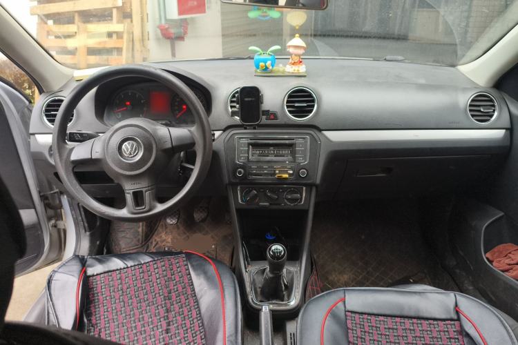 Used Volkswagen Jetta 2015 Zhuihui Edition 1.6L Manual Comfort Model Center Console