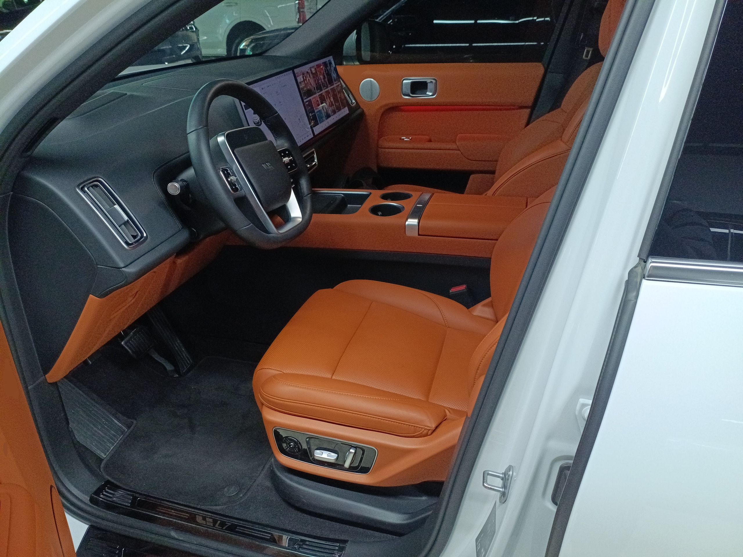 المقاعد الأمامية داخل السيارة