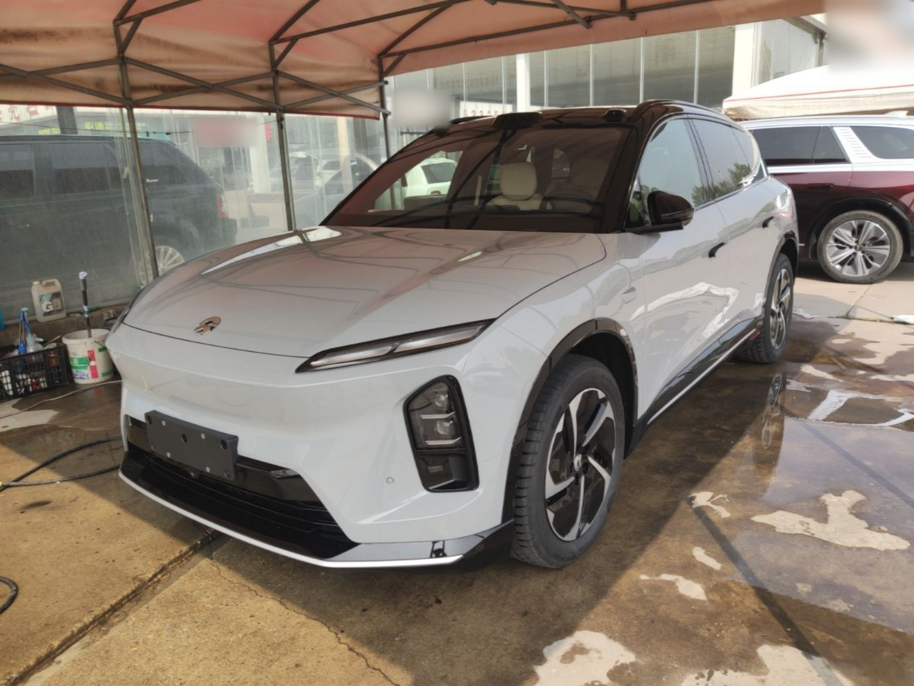 تحت مقدمة السيارة