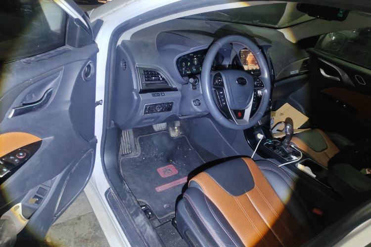 Used BYD Qin New Energy 2015 1.5T Dual-Crown Flagship Plus Edition Driver Seat