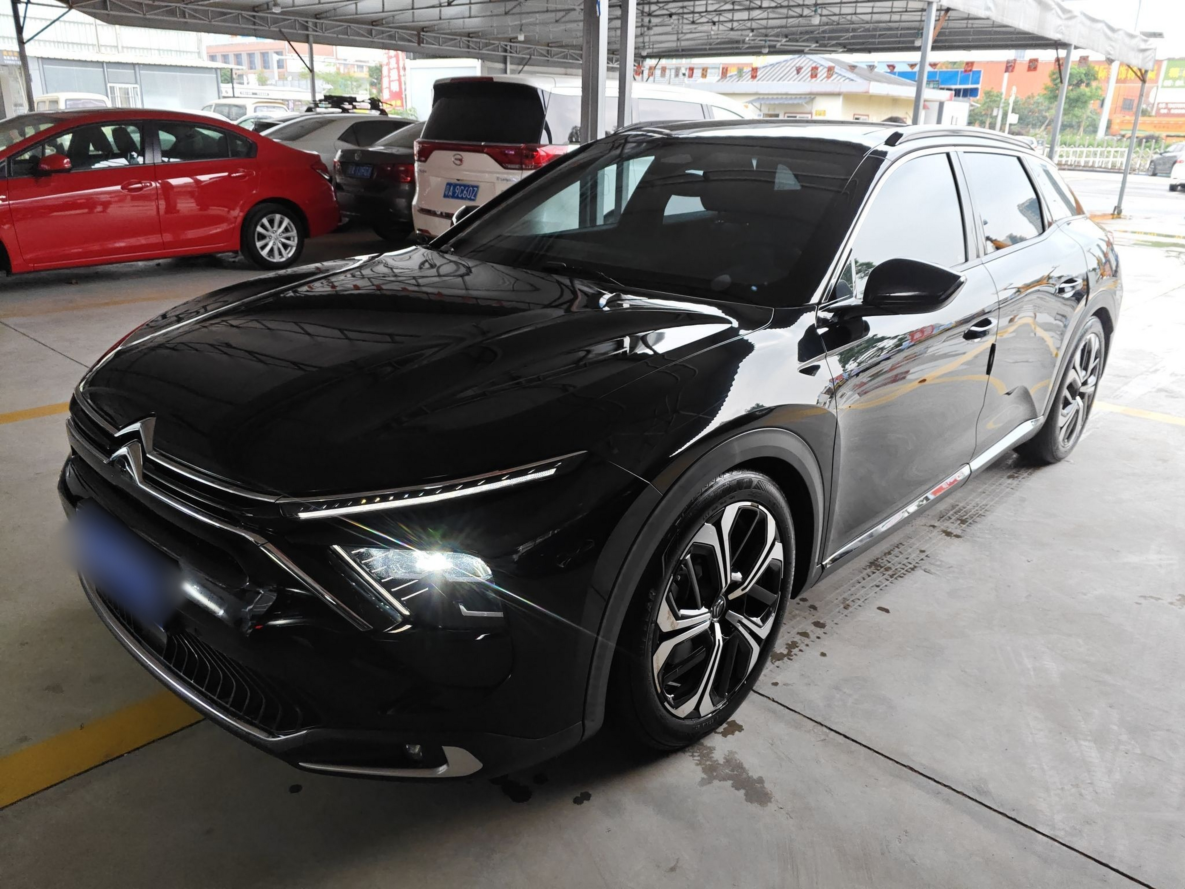 Под передней частью автомобиля