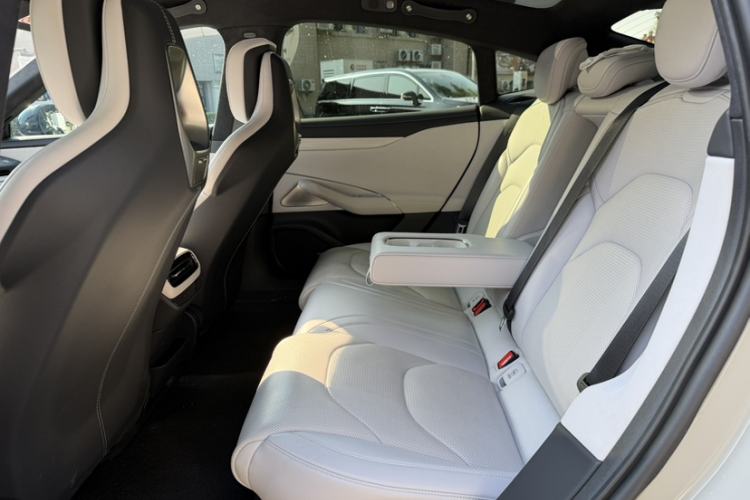 Used Xiaomi Auto SU7 2024 Four-Wheel Drive Ultra-Long Range Advanced Intelligent Driving Max Edition
