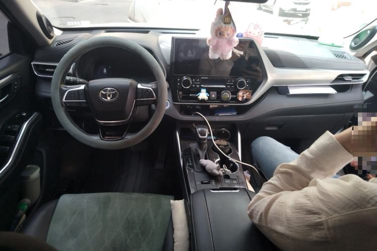 Used Toyota Highlander 2022 Dual-Engine 2.5L Four-Wheel Drive Supreme Edition 7-Seater Center Console