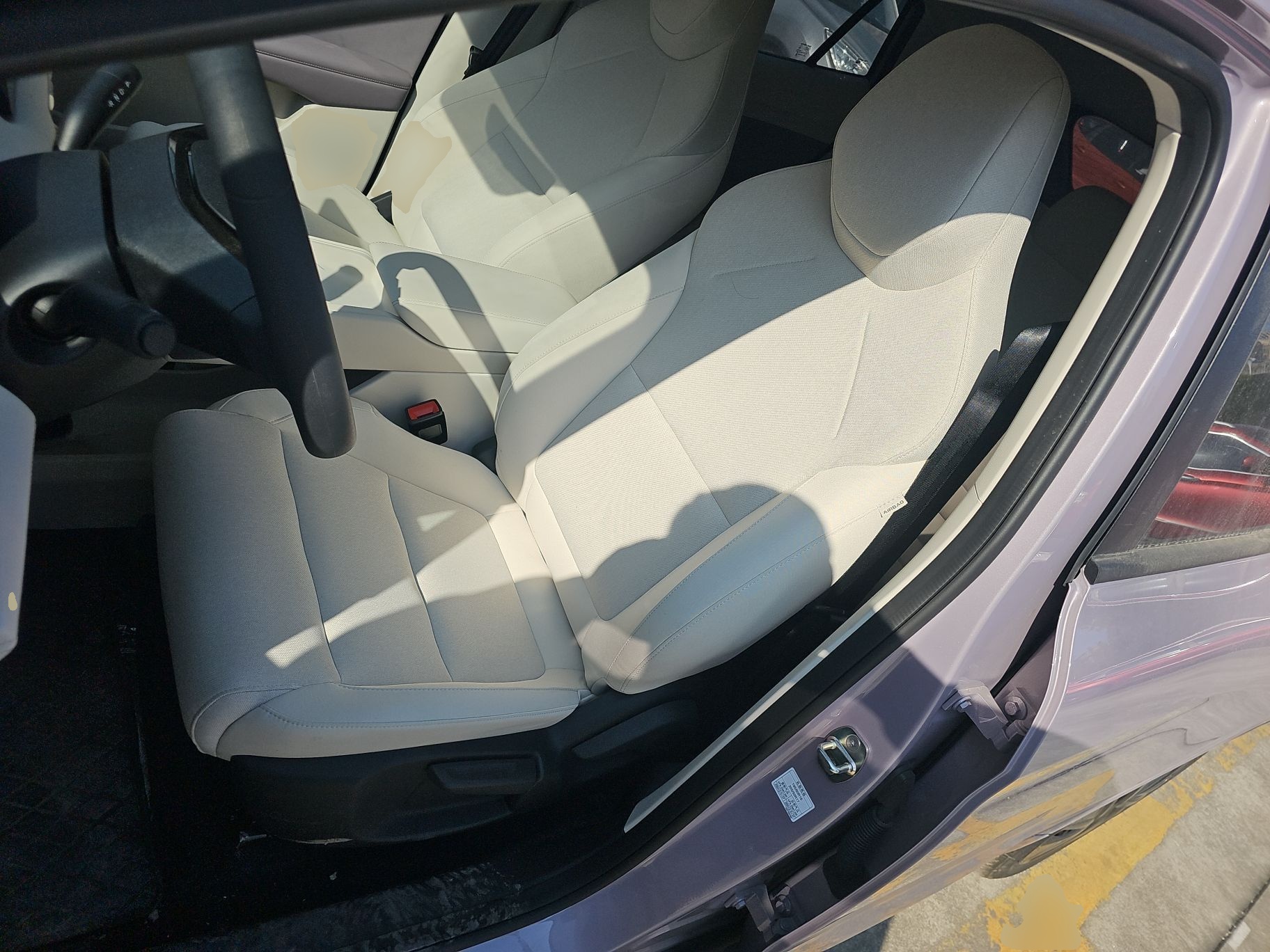 المقاعد الأمامية داخل السيارة