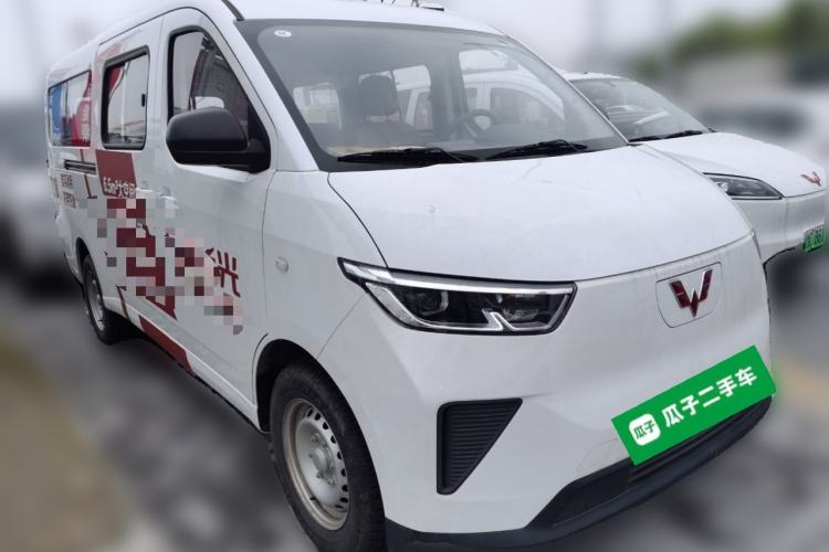 Used Wuling Yangguang 2024 300km Comfort-Grade Passenger Van 60kW Front Right 45 Deg