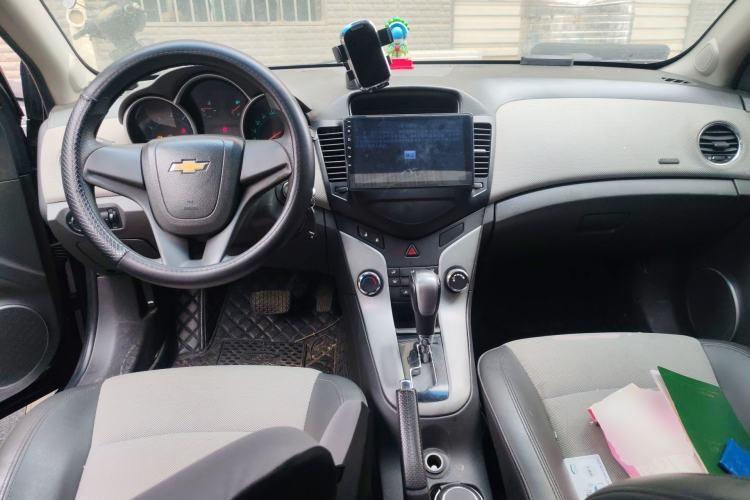 Used Chevrolet Cruze 2011 1.6L SL Grand Touring Edition Automatic Center Console