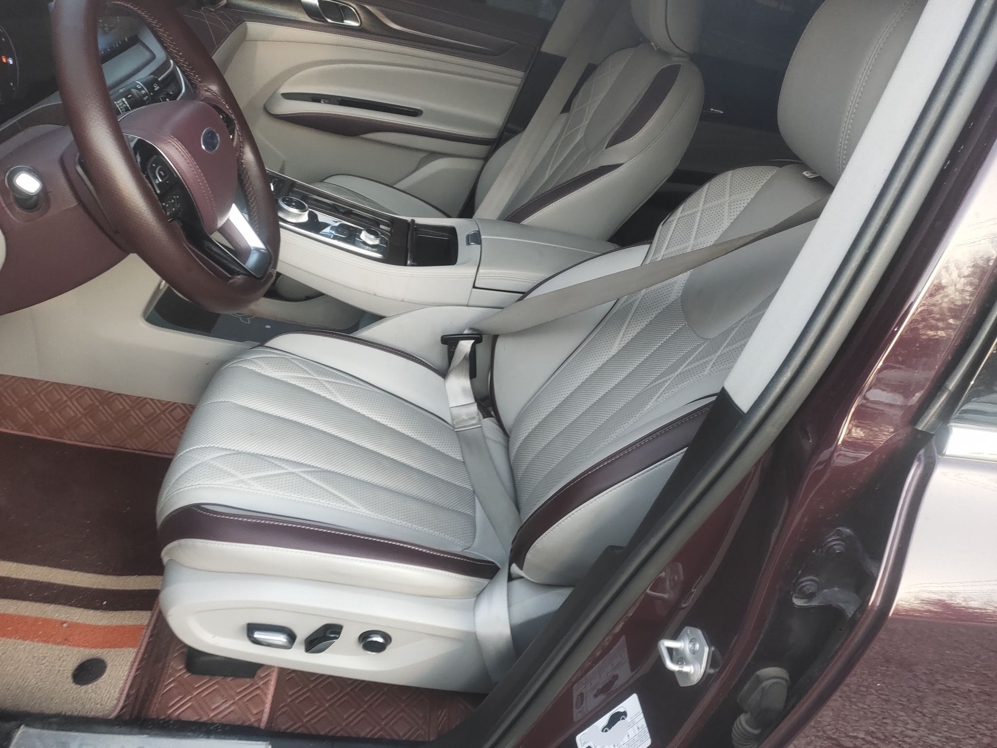 المقاعد الأمامية داخل السيارة