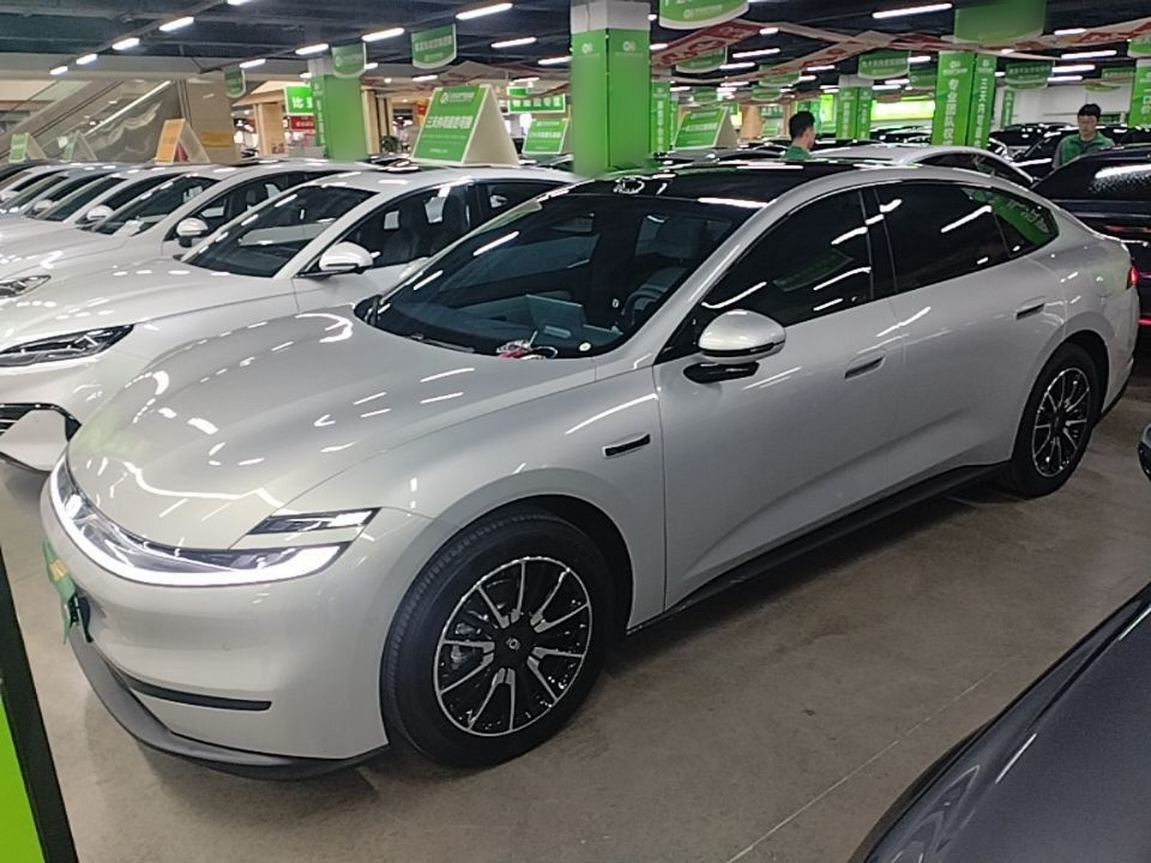 Unter der Vorderseite des Autos