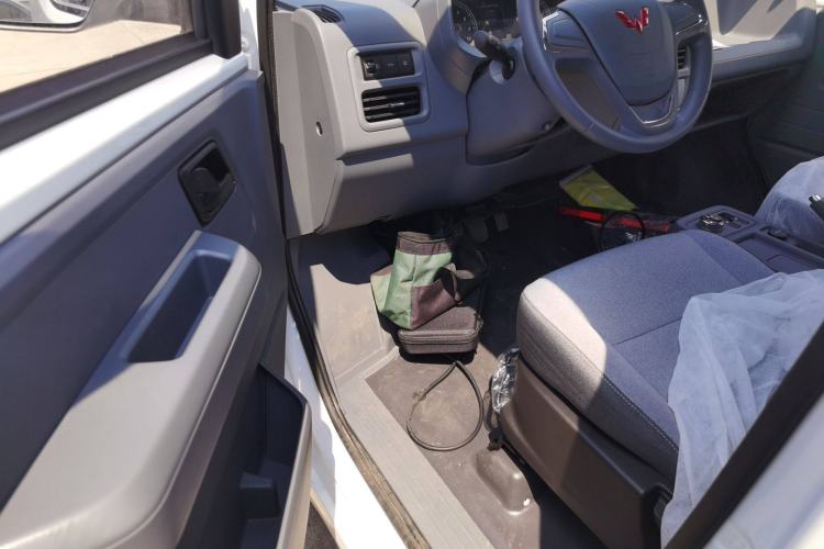 Used Wuling Yangguang 2024 300KM Comfort Version Passenger Van 75kW