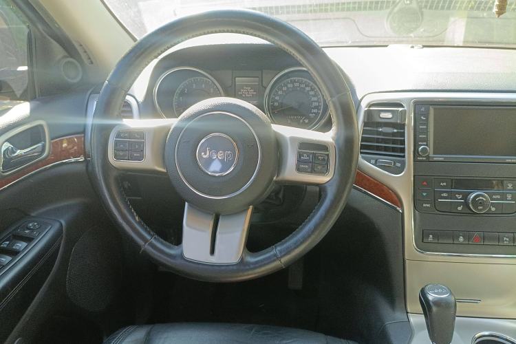 Used Jeep Grand Cherokee 2011 3.6L Luxury Navigation Edition Steering Wheel