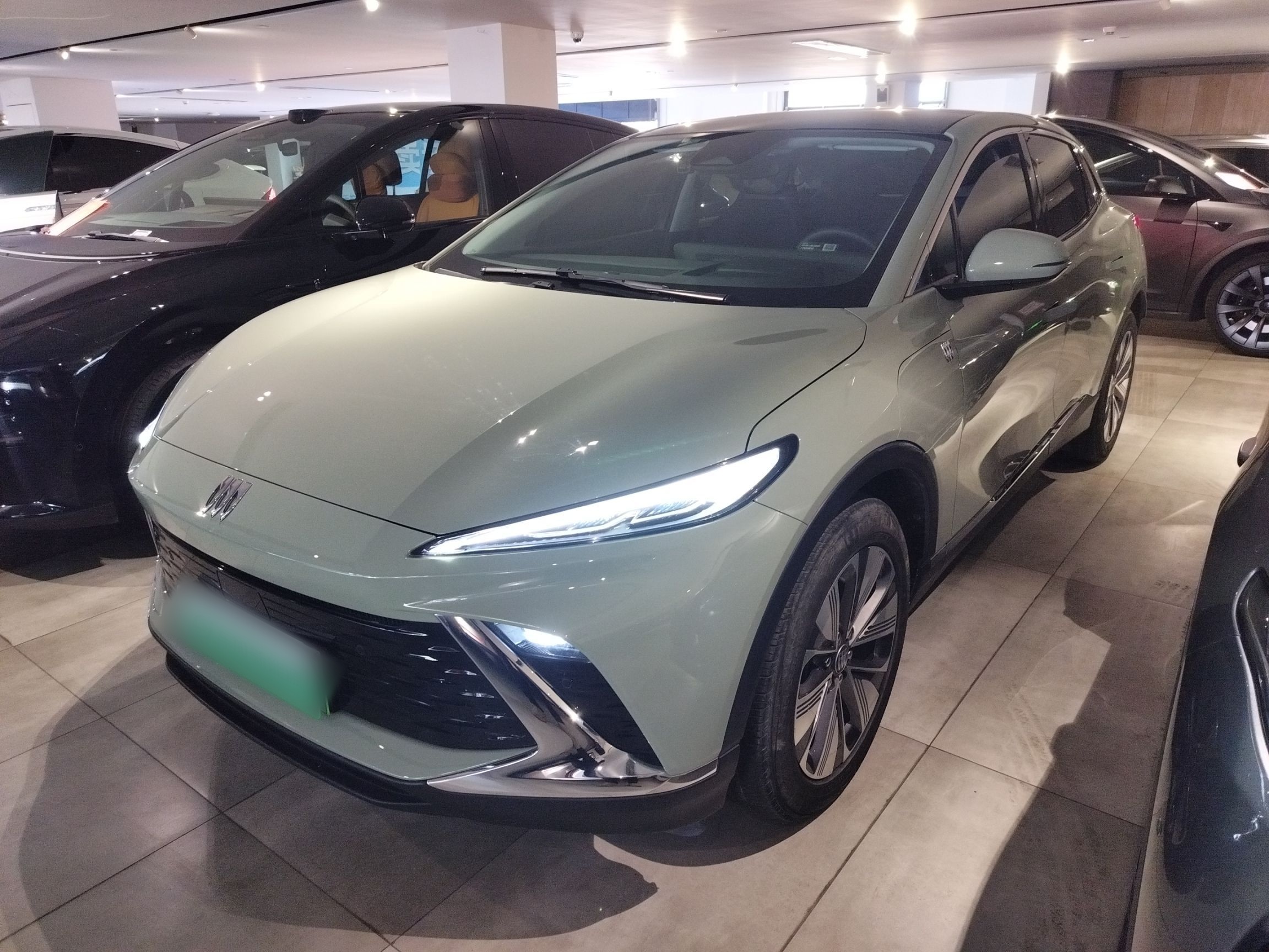 Под передней частью автомобиля