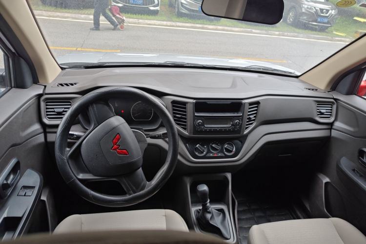 Used Wuling Hongguang V 2022 1.5L Jingqu Edition Electric-Assist LAR Center Console